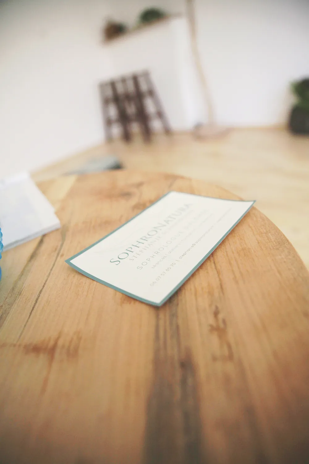 Table en bois massif du cabinet avec un carnet de séance